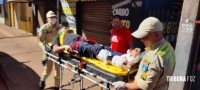 Motociclista é socorrido pelo Siate após colisão de duas motos na Av. General Meira