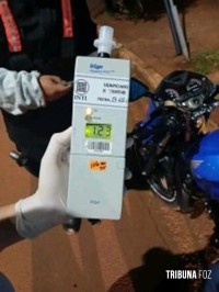 Condutor embriagado capota veículo na Av. Costanera em Puerto Iguazu durante a madrugada