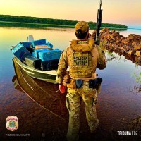 PF intercepta embarcação transportando cigarros contrabandeados em Itaipulândia