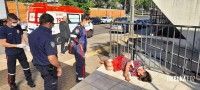 SAMU socorre vítima de agressão defronte a Câmara de Vereadores de Foz