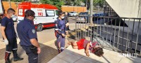 SAMU socorre vítima de agressão defronte a Câmara de Vereadores de Foz