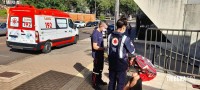 SAMU socorre vítima de agressão defronte a Câmara de Vereadores de Foz