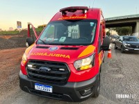 Bombeiros socorrem mulher após acidente de trânsito na Av. JK 