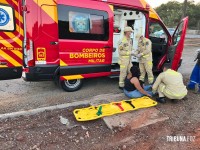 Bombeiros socorrem mulher após acidente de trânsito na Av. JK 