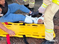 Bombeiros socorrem mulher após acidente de trânsito na Av. JK 