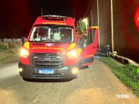 Homem sofre acidente grave ao colidir motocicleta contra barracão em Três Lagoas