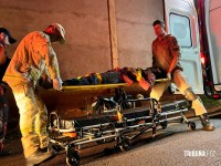 Homem sofre acidente grave ao colidir motocicleta contra barracão em Três Lagoas