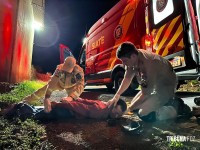 Homem sofre acidente grave ao colidir motocicleta contra barracão em Três Lagoas