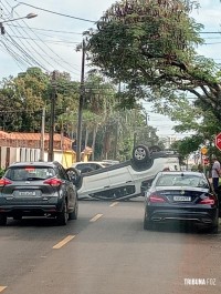 Colisão seguido de capotamento na Vila Yolanda