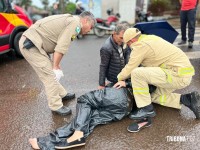 Faixa de sinalização escorregadia causa queda de moto no Bairro Santa Rita 