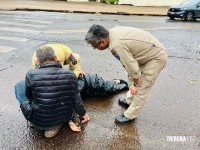 Faixa de sinalização escorregadia causa queda de moto no Bairro Santa Rita 