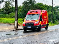 Faixa de sinalização escorregadia causa queda de moto no Bairro Santa Rita 