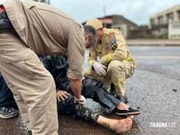 Faixa de sinalização escorregadia causa queda de moto no Bairro Santa Rita 