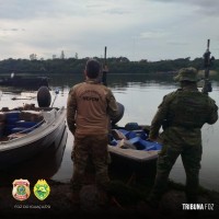 PF e PMPR interceptam embarcação com 1.165,8 Kg de maconha em Santa Helena