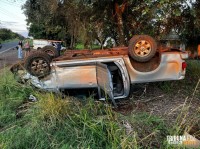 Caminhonete com placa de Itaipulândia capota após colisão em Santa Helena