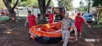 Bombeiros resgatam pato que estava preso a linha de pesca na ilha do Parque Remador