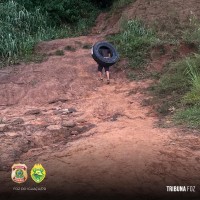 PF e PMPR apreendem veículo, cigarros e pneus contrabandeados em porto clandestino em Foz do Iguaçu
