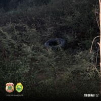 PF e PMPR apreendem veículo, cigarros e pneus contrabandeados em porto clandestino em Foz do Iguaçu