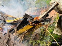 Homem ateia fogo na própria casa após término de relacionamento na Favela da Sadia em Foz do Iguaçu 