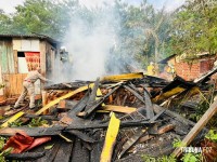 Homem ateia fogo na própria casa após término de relacionamento na Favela da Sadia em Foz do Iguaçu 