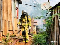 Homem ateia fogo na própria casa após término de relacionamento na Favela da Sadia em Foz do Iguaçu 