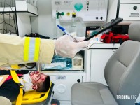 Grave colisão entre carro e caminhão deixa dois feridos na Av. Mário Filho no bairro Morumbi 