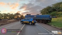 Carreta paraguaia sofre pane e interdita BR-277 na Serra do Mico