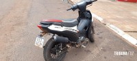 Motociclista é socorrida pelo Siate após colidir a moto que pilotava contra um carrinho de reciclados no Porto Meira  