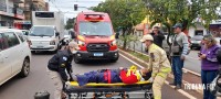 Motociclista é socorrida pelo Siate após colidir a moto que pilotava contra um carrinho de reciclados no Porto Meira  