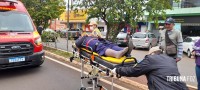 Motociclista é socorrida pelo Siate após colidir a moto que pilotava contra um carrinho de reciclados no Porto Meira  