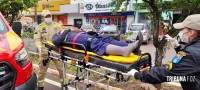 Motociclista é socorrida pelo Siate após colidir a moto que pilotava contra um carrinho de reciclados no Porto Meira  