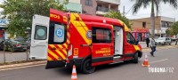 Motociclista é socorrida pelo Siate após colidir a moto que pilotava contra um carrinho de reciclados no Porto Meira  