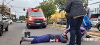 Motociclista é socorrida pelo Siate após colidir a moto que pilotava contra um carrinho de reciclados no Porto Meira  