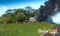 Caminhão pega fogo na BR-277 em São Miguel do Iguaçu