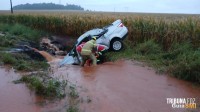 Família é resgatada após capotamento em córrego durante temporal em São Miguel do Iguaçu