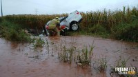 Família é resgatada após capotamento em córrego durante temporal em São Miguel do Iguaçu