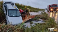 Família é resgatada após capotamento em córrego durante temporal em São Miguel do Iguaçu