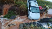 Família é resgatada após capotamento em córrego durante temporal em São Miguel do Iguaçu