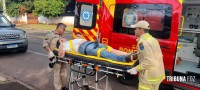 Motociclista é socorrido pelo Siate após cair no buraco na Av. Felipe Wandscheer