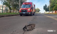Motociclista é socorrido pelo Siate após cair no buraco na Av. Felipe Wandscheer