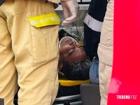 Motociclista fica gravemente ferido após colidir contra veículo no Três Bandeiras
