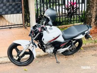 Motociclista fica gravemente ferido após colidir contra veículo no Três Bandeiras