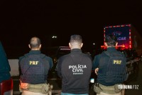 PRF e DENARC prendem dois paraguaios e apreendem 1.163 Kg de maconha em caminhão na BR-277 em Santa Terezinha de Itaipu