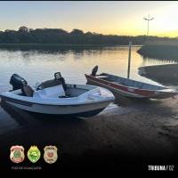 Ação integrada entre PF, PC e PM apreendem embarcações com cigarros e drogas em São Miguel do Iguaçu