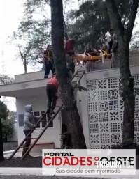 SAMU e PM resgatam homem em surto psicótico em cima do telhado em Itaipulândia