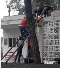 SAMU e PM resgatam homem em surto psicótico em cima do telhado em Itaipulândia