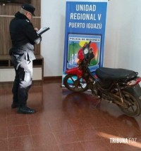 Policia detém dois menores empurrando motoneta roubada em Puerto Iguazu
