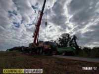 Colheitadeira em risco de capotamento é retirada com sucesso na PR-488 em Santa Helena