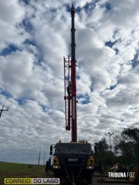 Colheitadeira em risco de capotamento é retirada com sucesso na PR-488 em Santa Helena