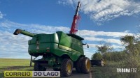 Colheitadeira em risco de capotamento é retirada com sucesso na PR-488 em Santa Helena